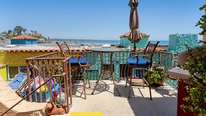 A rooftop terrace with a view of the beach, featuring outdoor seating and a statue. - BEACH FRONT LUXURY VENETIAN - 2 Jacuzzi Tubs - 2 Parking Passes - BBQ (Capitola)