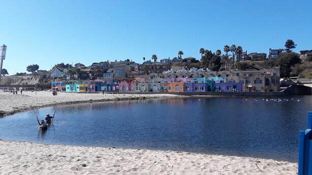 A beach with colorful buildings in the background and a clear sky. - BEACH FRONT LUXURY VENETIAN - 2 Jacuzzi Tubs - 2 Parking Passes - BBQ (Capitola)