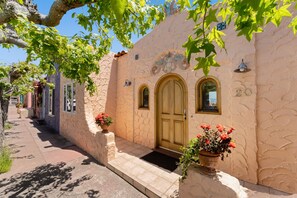 Exterior detail - BEACH FRONT LUXURY VENETIAN - 2 Jacuzzi Tubs - 2 Parking Passes - BBQ (Capitola)
