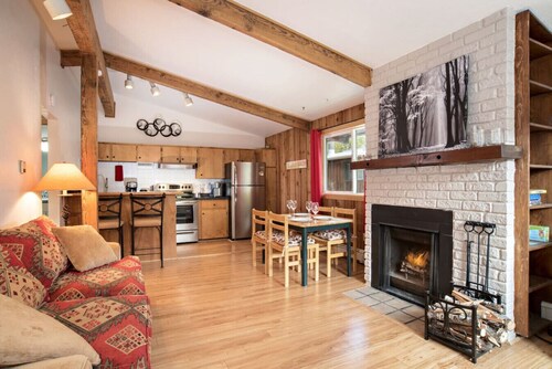 Fantastic Mountain Condo Amazing Mountain Views, askeleen päässä Shuttle Stop!