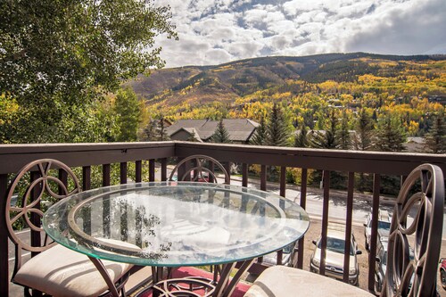 Fantastic Mountain Condo w/ Deck & Amazing Views, Near Shopping & On Bus Route!