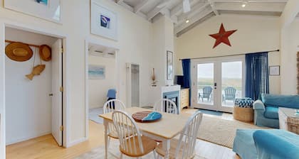 Waterfront home with views of the mountains and Salmon Creek - dogs welcome