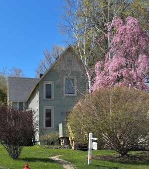 Exterior - In -Town Suttons Bay "Adorable Home" On Wine Trail  (Suttons Bay)