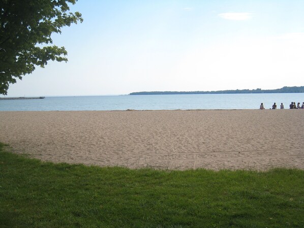 Sun-loungers - In -Town Suttons Bay "Adorable Home" On Wine Trail  (Suttons Bay)