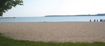 Suttons Bay en ville. 4 BR, à pied de la plage, près de vignobles, joli décor / rue calme