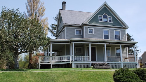 Commanders Quarters Historic Home in Hammond – Sleeps 18