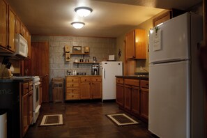 Fridge, microwave, oven, stovetop - Quiet setting centrally located six miles west of Rapid City (Rapid City)