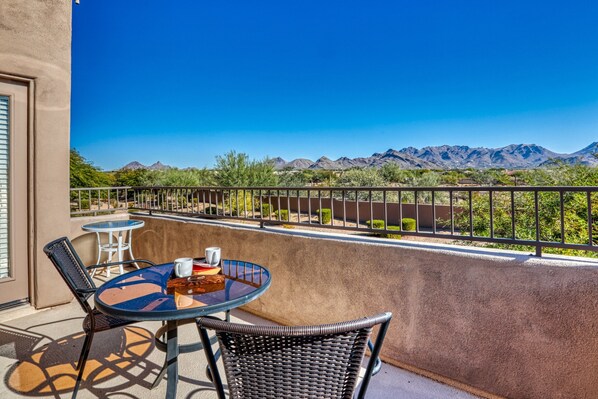 Outdoor dining - Grayhawk Retreat: 1700 sq. ft 2BR Luxe Townhome - Pool, HotTub & Mountain Views (Scottsdale)