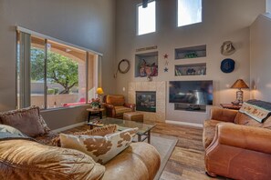 Smart TV, fireplace, books, stereo - Grayhawk Retreat: 1700 sq. ft 2BR Luxe Townhome - Pool, HotTub & Mountain Views (Scottsdale)