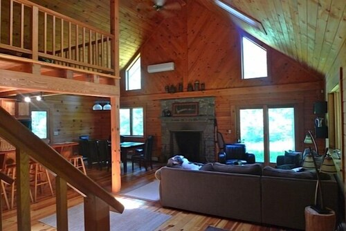 Perfect dream log house on creek with waterfalls, shorter stay for friends 