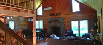 Perfect dream log house on creek with waterfalls, shorter stay for friends 