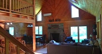 Perfect dream log house on creek with waterfalls, shorter stay for friends