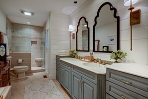 Kombination af bruser/badekar, boblebadekar, hårtørrer, håndklæder