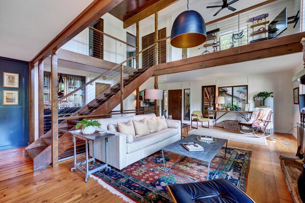 Smart-tv, pejs, dvd-afspiller, kontorer