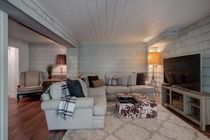 Smart TV, chimenea, reproductor de DVD y oficina 