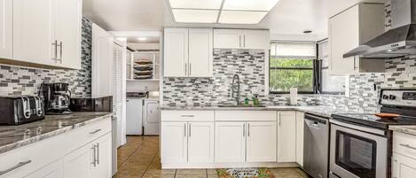 ثلاجة، ميكروويف، فرن، موقد طهي مسطح