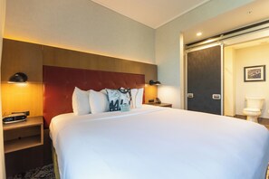 Peti besi dalam bilik, meja, langsir/tirai gelap terus 