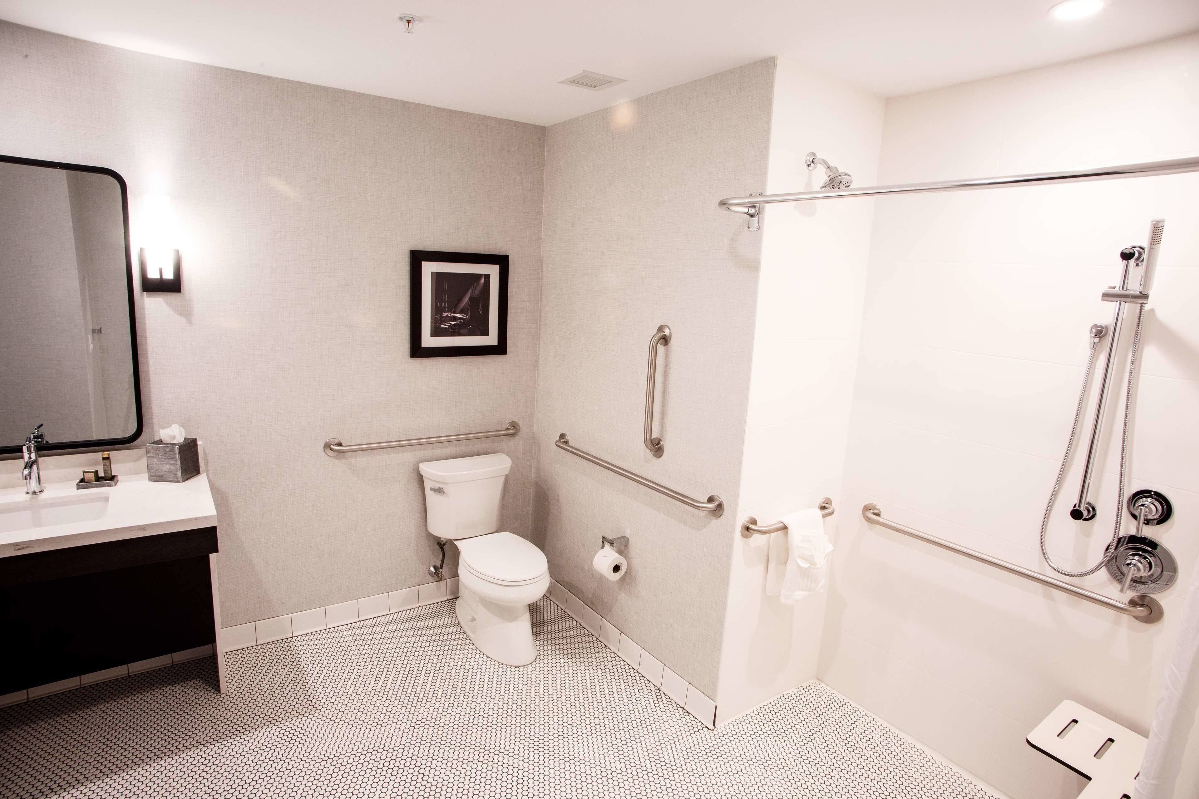 Une salle de bain moderne équipée de toilettes, d’un lavabo et d’une douche.