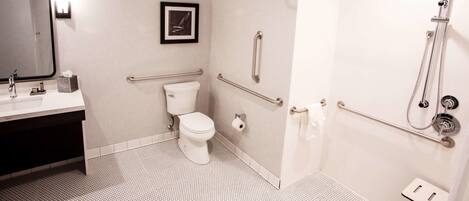 Une salle de bain moderne équipée de toilettes, d’un lavabo et d’une douche.
