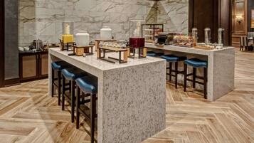 Café da manhã completo todos os dias mediante uma taxa