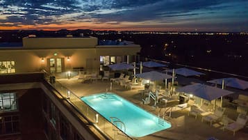 Piscina externa sazonal, funciona das 8h às 22h, guarda-sóis