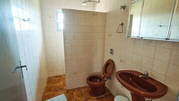 Apartamento | Banheiro | Chuveiro, produtos de toalete grátis, toalhas de banho