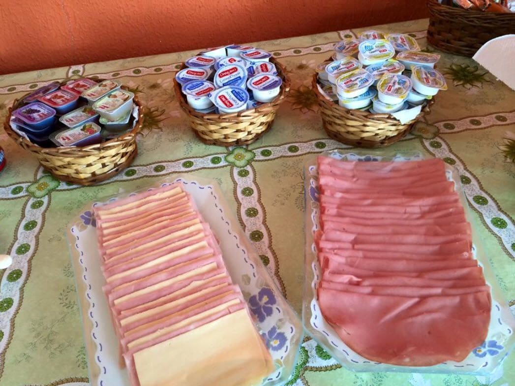 Café da manhã com buffet grátis todos os dias