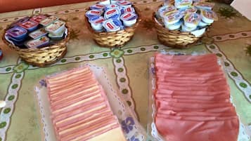 Café da manhã com buffet grátis todos os dias