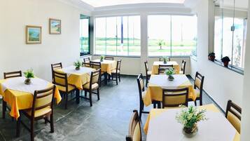 Café da manhã com buffet grátis todos os dias