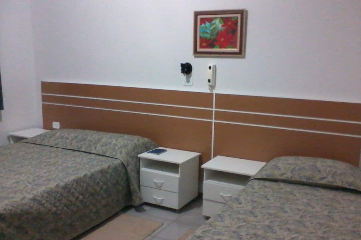 Standard Room (Com Ar Condicionado) | Minibar, free WiFi, bed sheets
