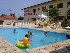 Outdoor pool, pool umbrellas, sun loungers - Hotel Xapuri (Peruíbe)