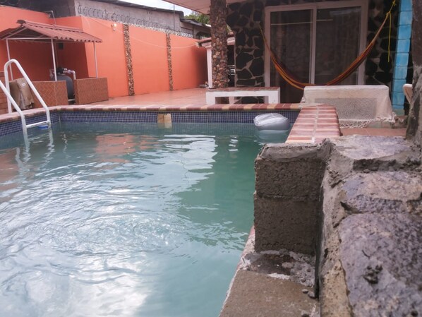 สระว่ายน้ำกลางแจ้ง, ร่มริมสระว่ายน้ำ, เก้าอี้อาบแดดริมสระ