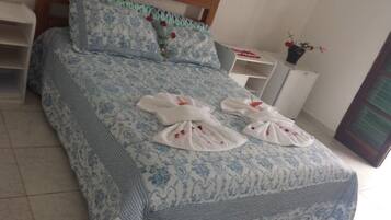 Habitación con 1 cama matrimonial o 2 individuales | Escritorio, tabla de planchar con plancha y ropa de cama