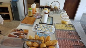 Free daily buffet breakfast - Vargas Peruibe Hotel (Peruíbe)