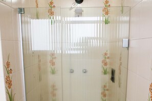 Standaard suite | Badkamer | Een douche, handdoeken