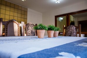 特色家居、办公桌、笔记本电脑工作区、免费 WiFi