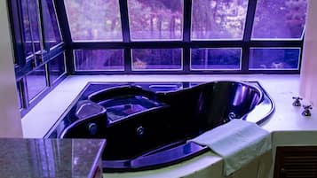 Standard Suite, Jetted Tub | Bathroom | Towels