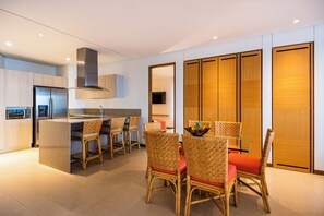 Fridge, microwave, coffee/tea maker, cookware/dishes/utensils - Hotel Irotama Reservado (Santa Marta)