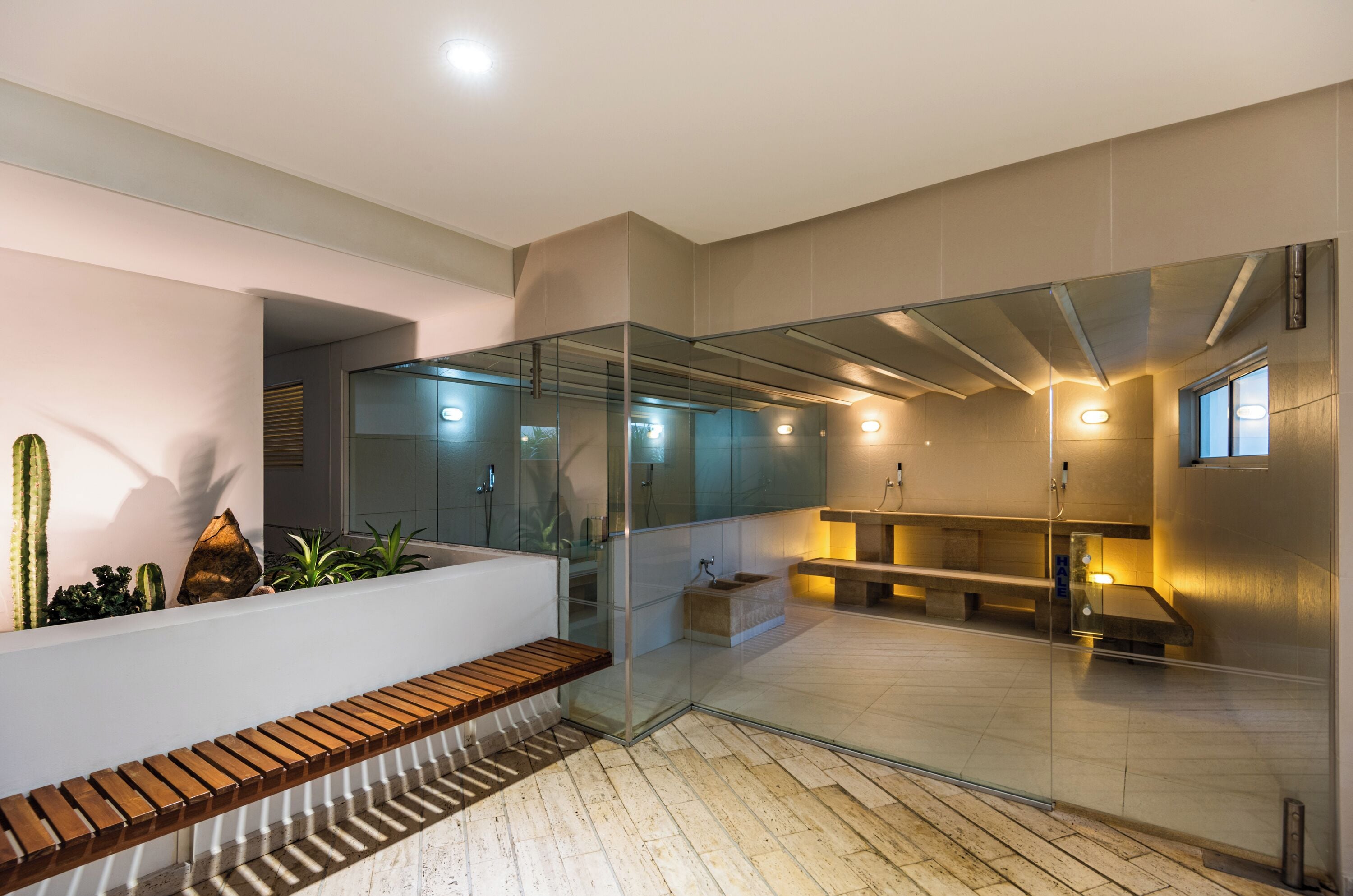 Tratamientos faciales, manicura y pedicura, masajes