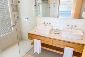 Deluxe Suite, 2 Bedrooms, Sea View | Bathroom | Shower, free toiletries, hair dryer, towels - Hotel Irotama Reservado (Santa Marta)