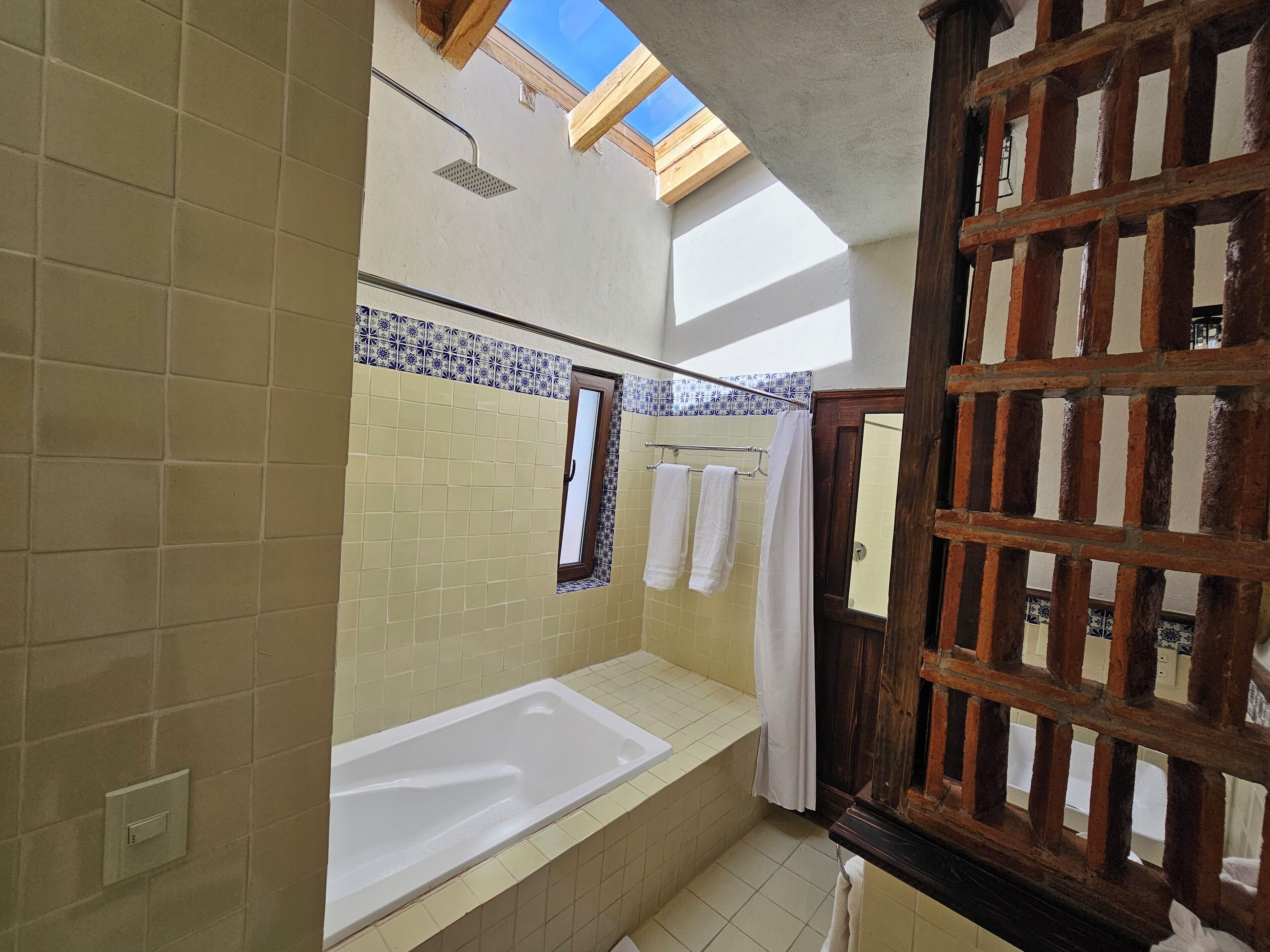 Master Suite King with Private Bathroom | Baño | Amenidades de baño de diseñador y toallas 
