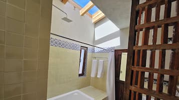 Master Suite King with Private Bathroom | Baño | Amenidades de baño de diseñador y toallas