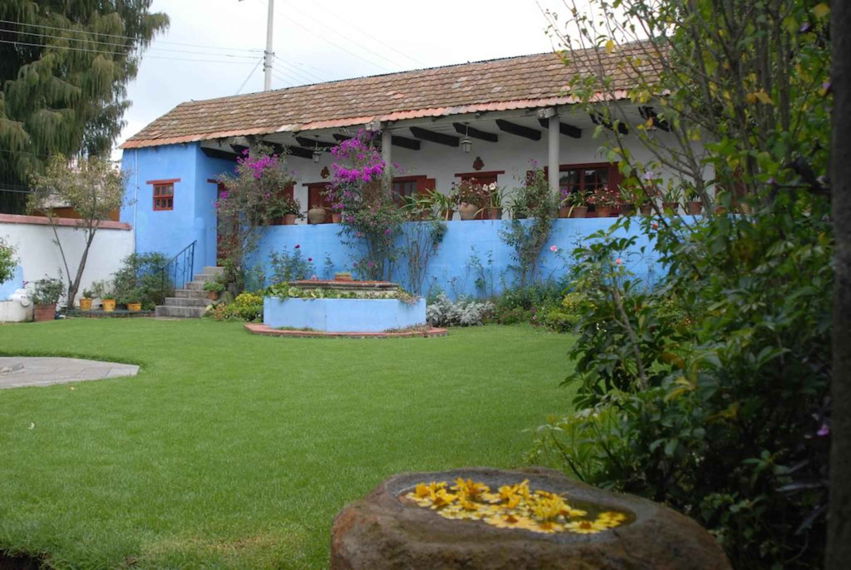 สนามรอบบริเวณ