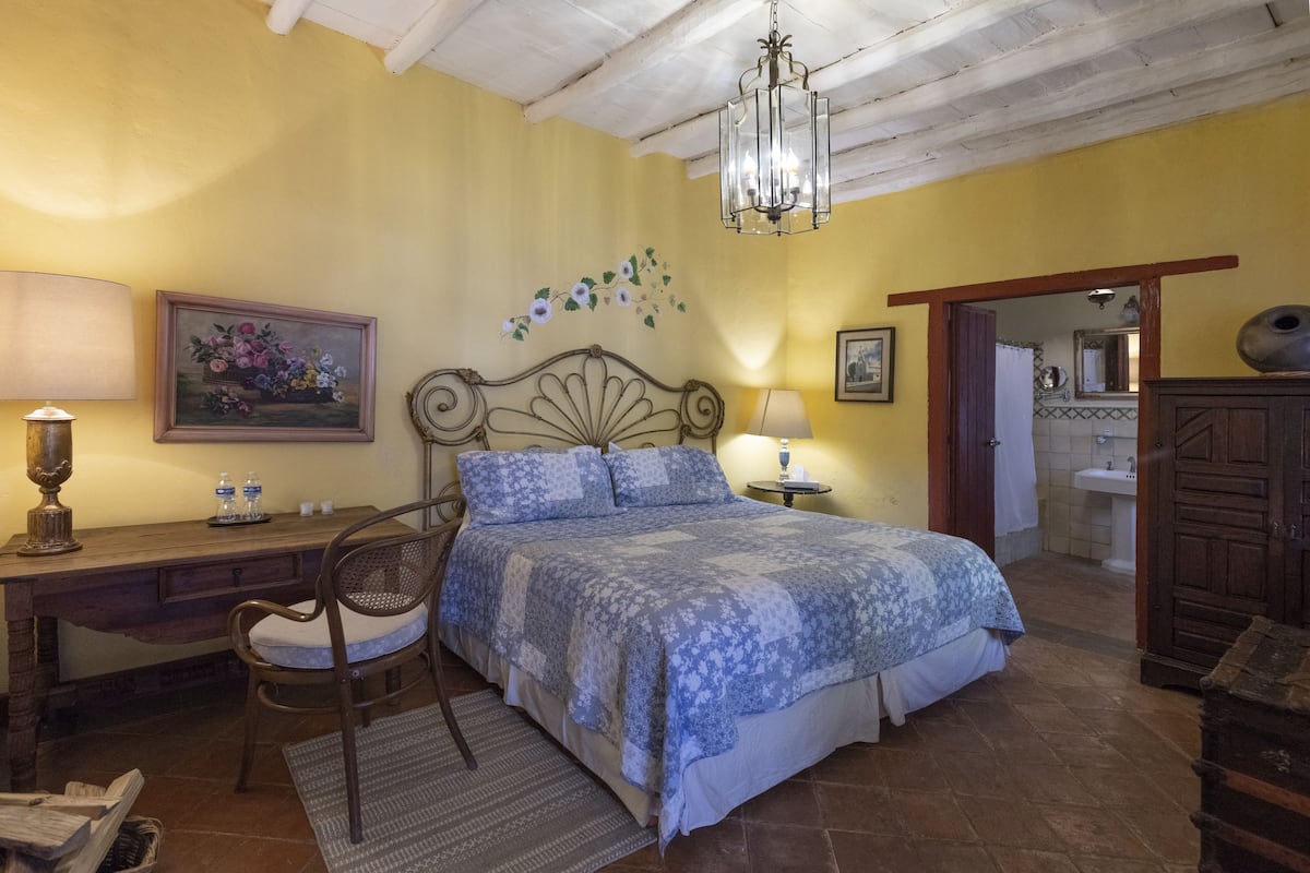Deluxe Room, 1 King Bed, Fireplace (Shower/Bathtub) | Premium bedding, iron/ironing board, free WiFi, bed sheets