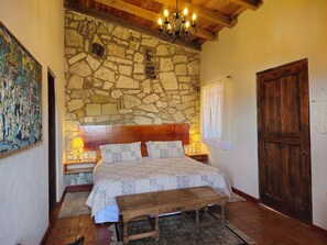 Master Suite King with Private Bathroom | 高档床上用品、熨斗/熨板、免费 WiFi、床单