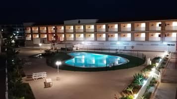 Una piscina al aire libre
