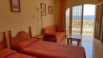 Cortinas opacas, wifi gratis, ropa de cama