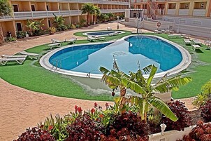 Una piscina al aire libre