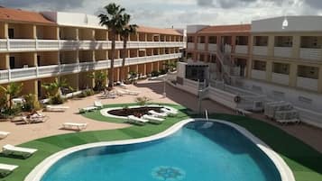 Una piscina al aire libre