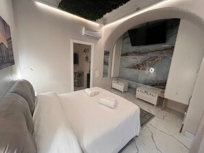 1 bedroom, Frette Italian sheets, premium bedding, down duvets - City Fair (Catania)